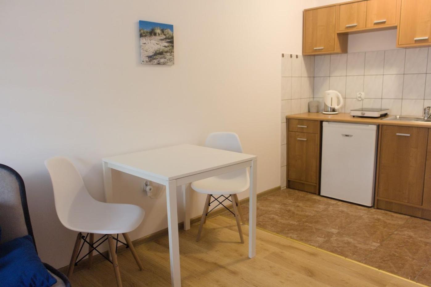 Ow Wilk - Pokoje I Domki Z Aneksami Kuchennymi, Parking, Plac Zabaw Łeba Habitación foto